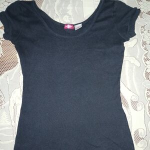 #065 Red Paint Black Plain Oval-Neck Shirt Size Medium